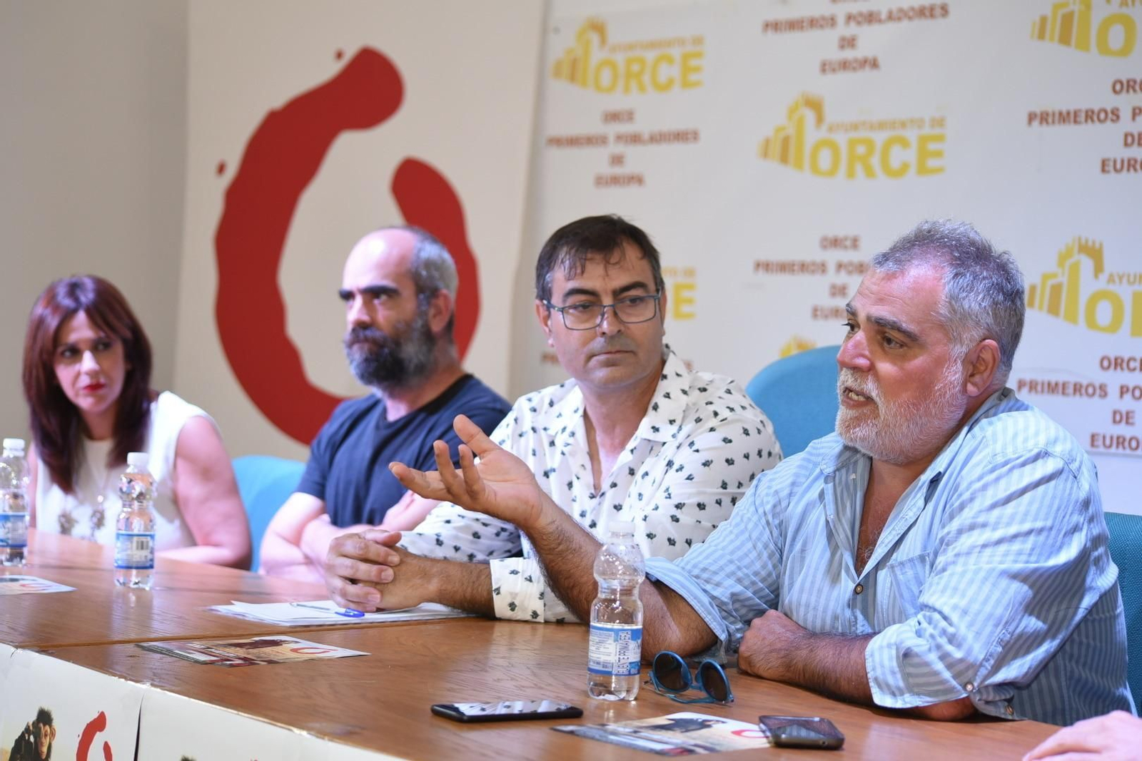 Benito Zambrano se dirige al público durante un encuentro, ayer, en Orce.