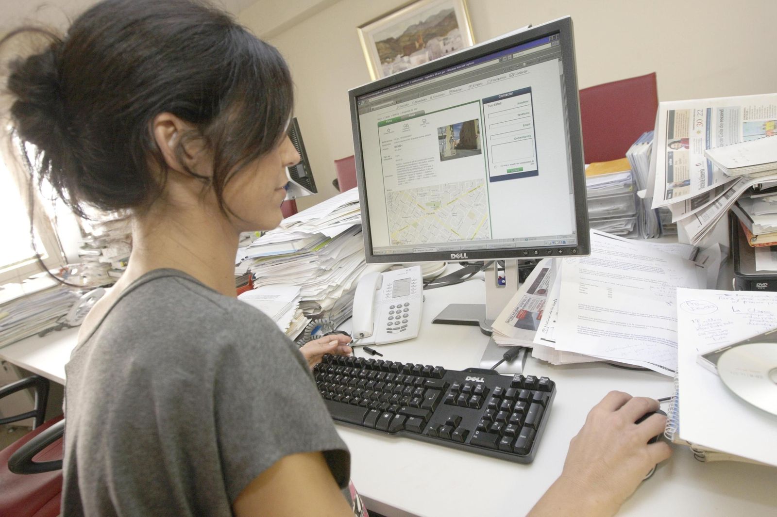 Una estudiante de la UNED cursa sus estudios a distancia.