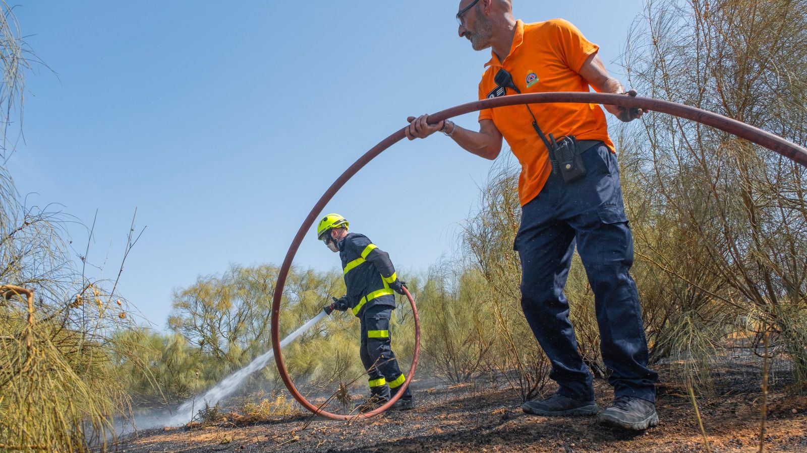 Juan Lacalle, voluntario, de Proteccion Civil Puerto Real, colabora con los Bomberos