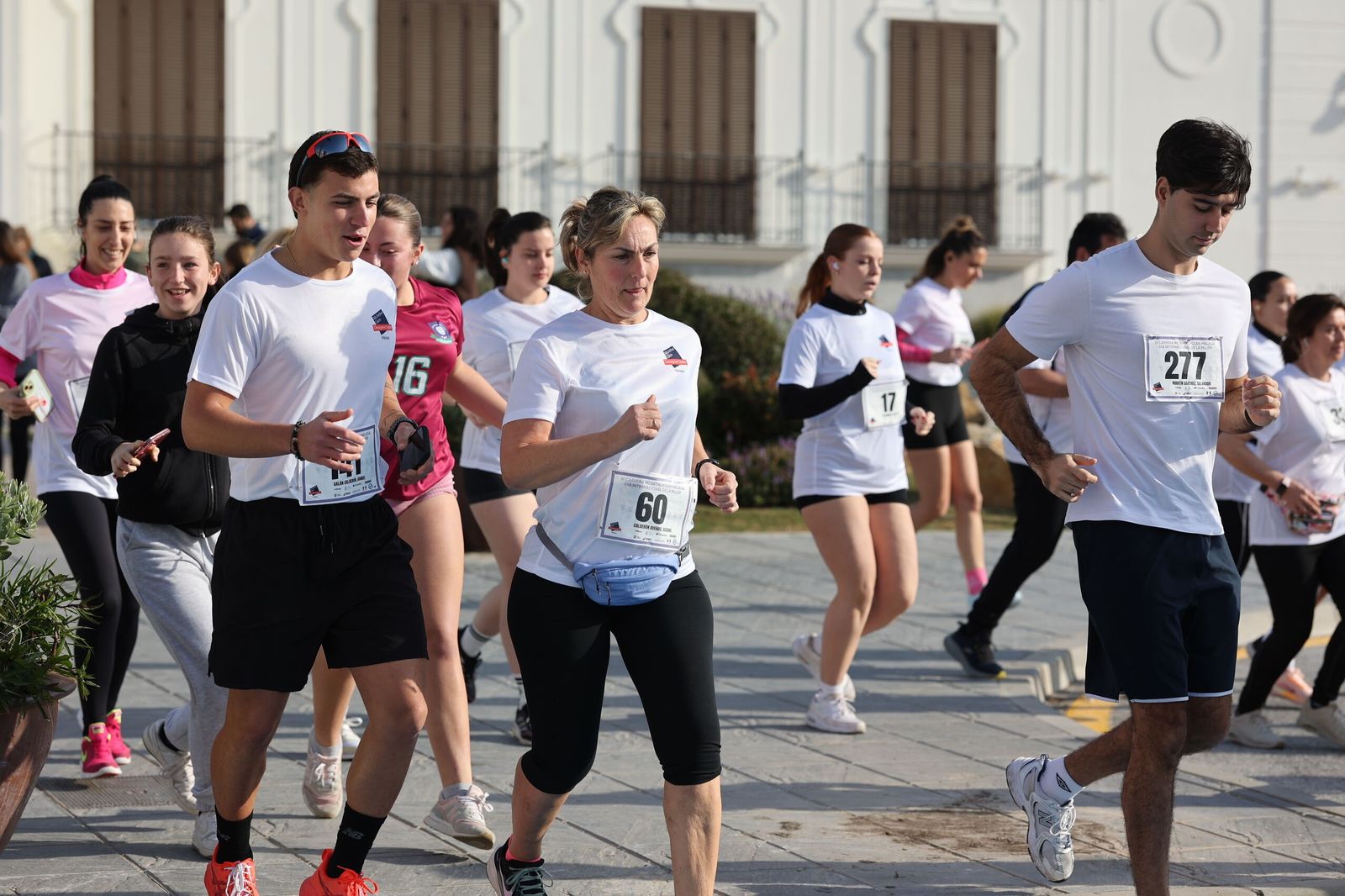 La Carrera Solidaria por el Día de la Mujer McArthurGlen, en fotos