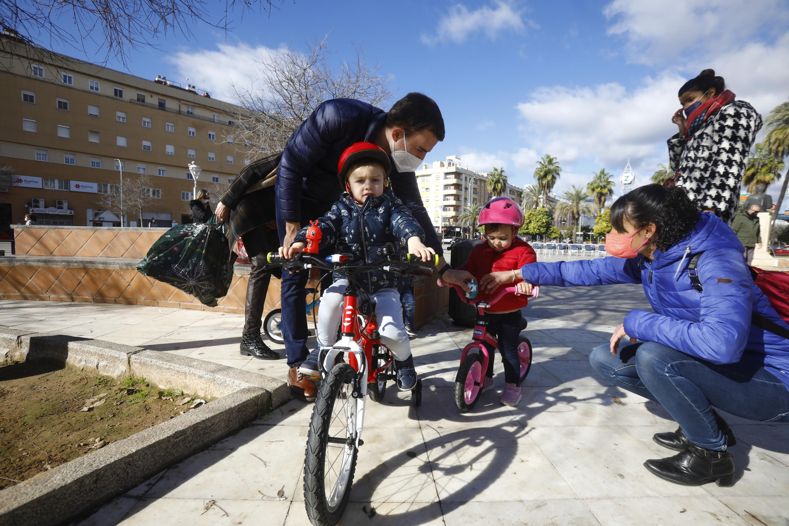 Los niños estrenan sus Regalos de Reyes por las calles de Córdoba, en fotografías