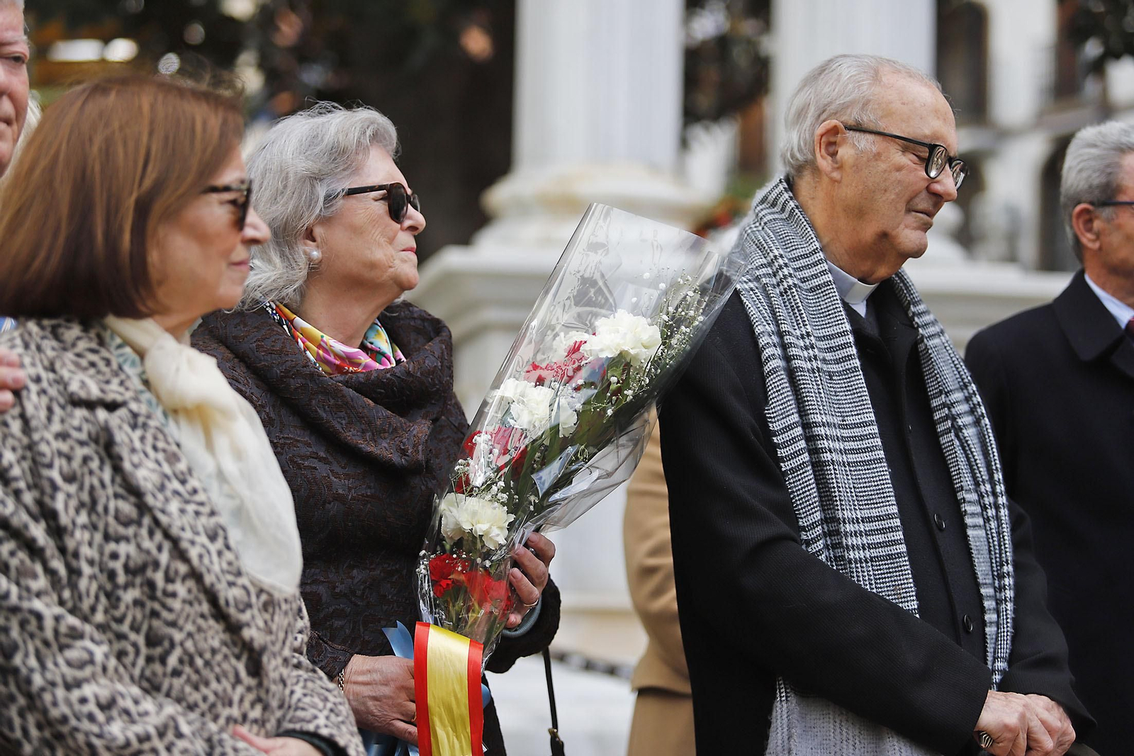Imágenes de la Ofrenda de flores y rezo ante el monumento a la Inmaculada en Huelva