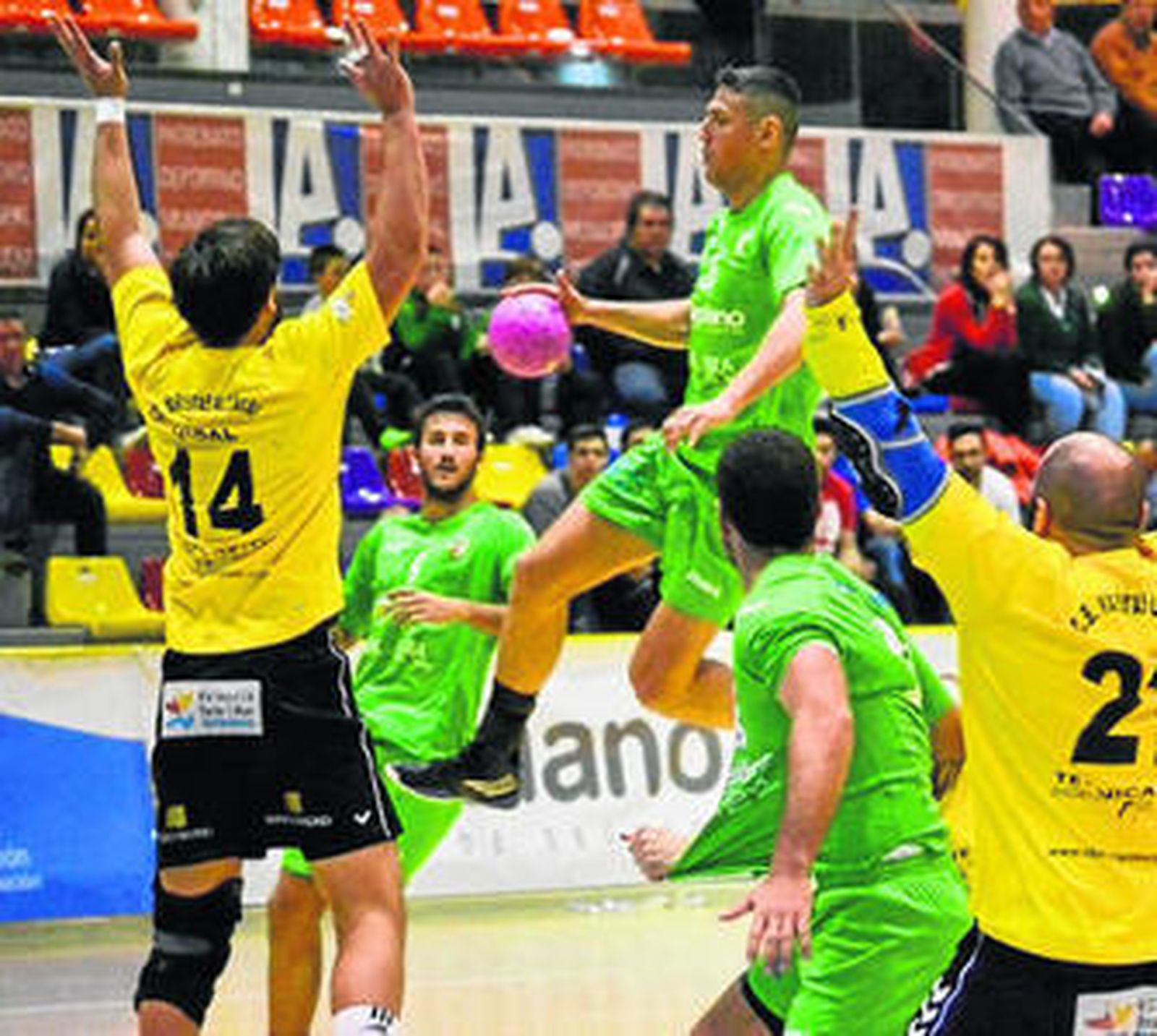 Alexis Rodríguez se prepara para lanzar a puerta, ayer.