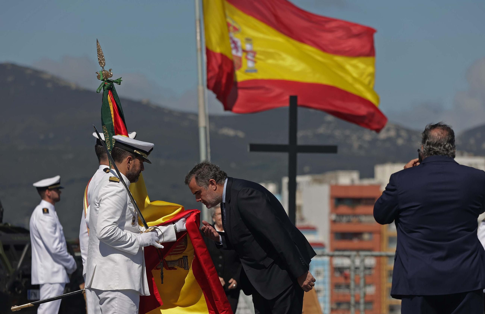 Fotos de la Jura de Bandera para personal civil a bordo del Buque de Asalto Anfibio 'Castilla' en Algeciras