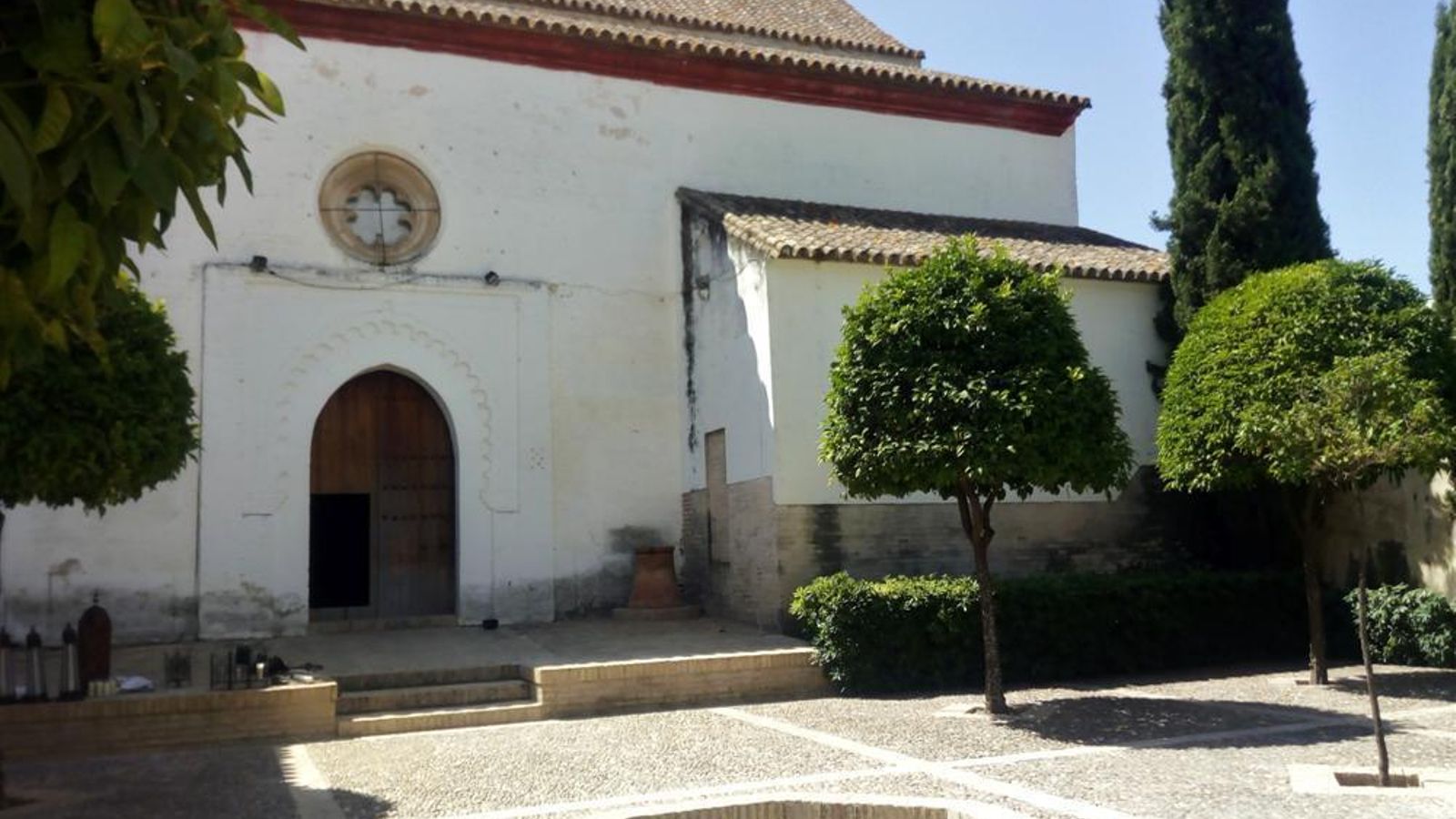 El patio de la iglesia de San Pedro de Sanlúcar la Mayor.