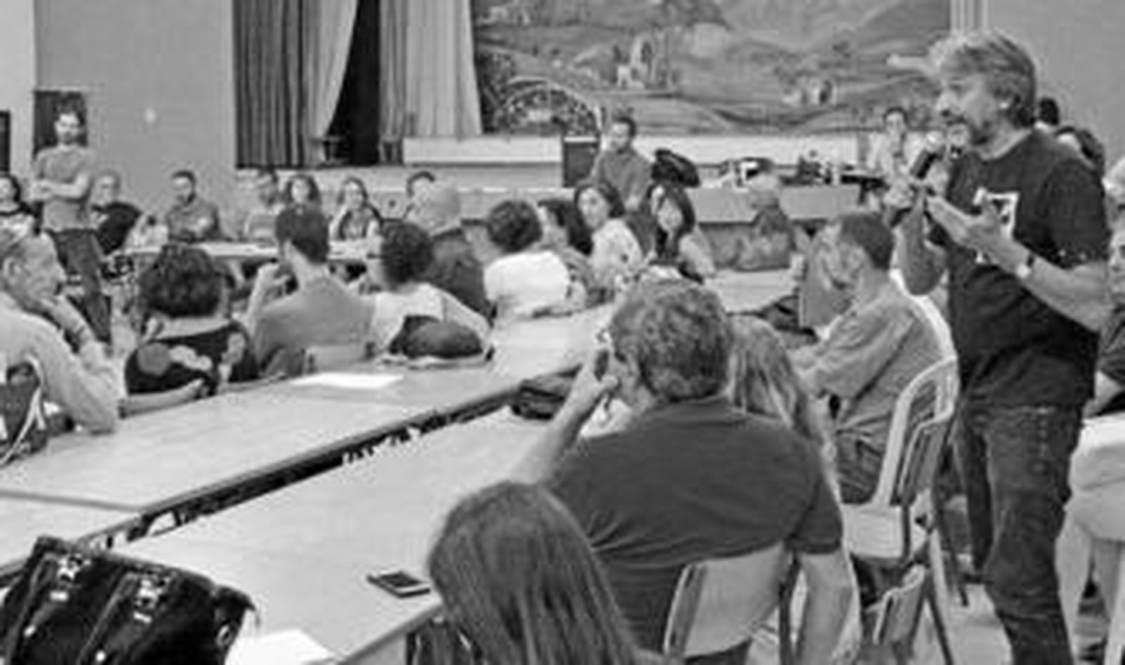 Intervención de uno de los asistentes a la asamblea de Ganemos en el colegio Elio Antonio de Nebrija.