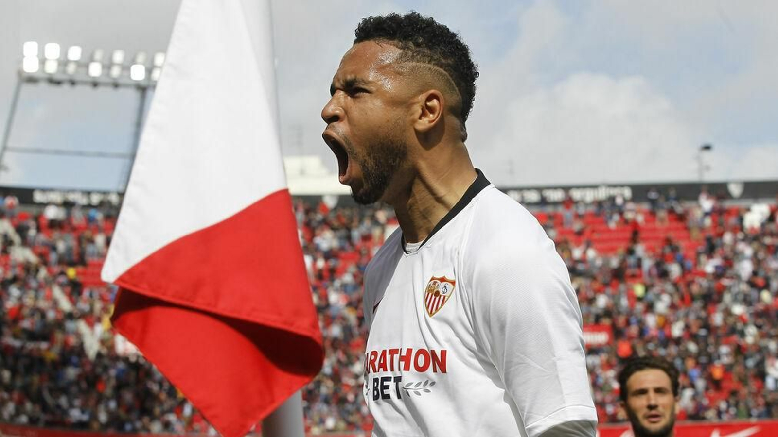 El héroe del partido grita con rabia el gol junto al banderín de Gol Sur con Preferencia.