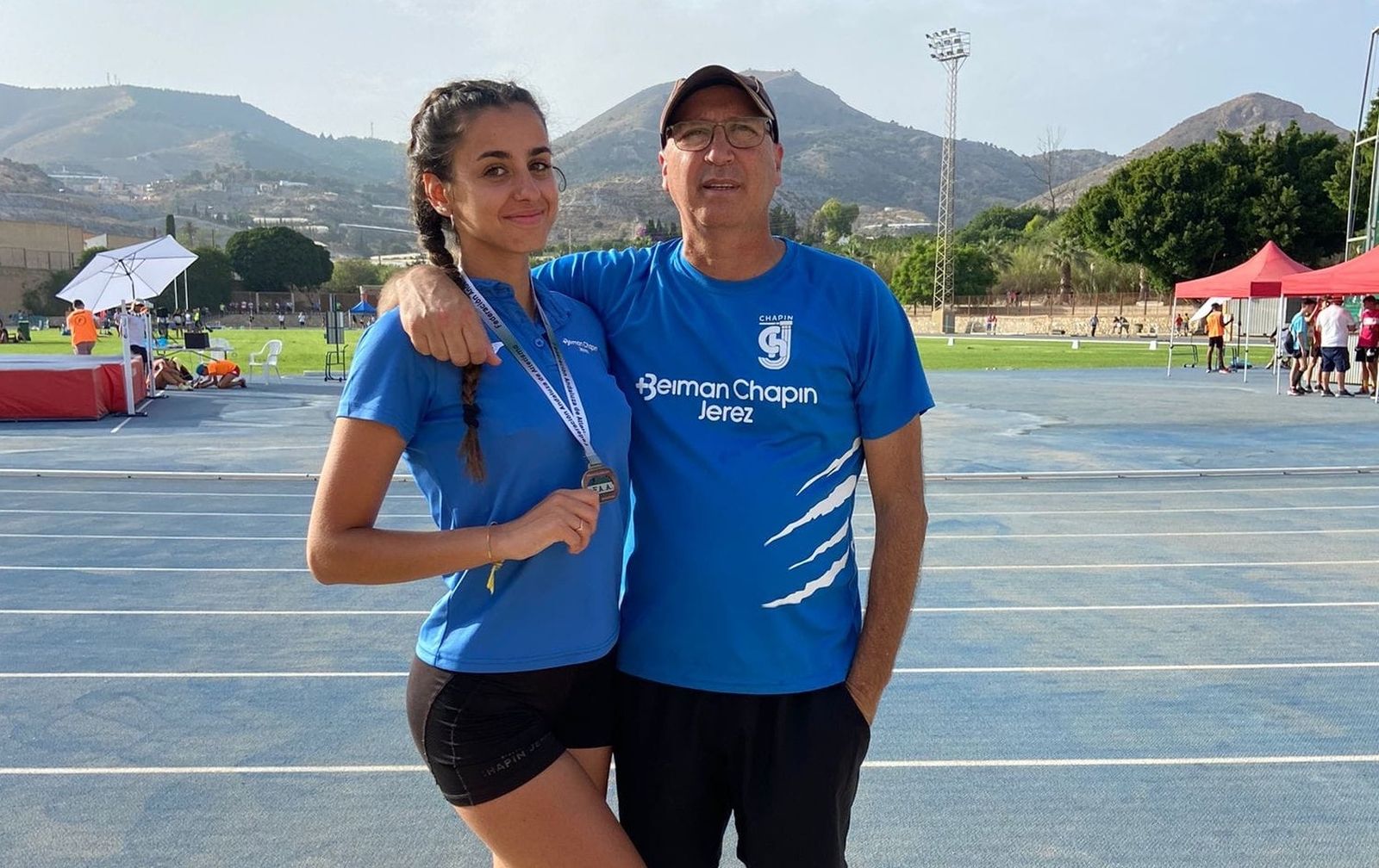 Marta Moreno, junto a su padre y entrenador José María Moreno.