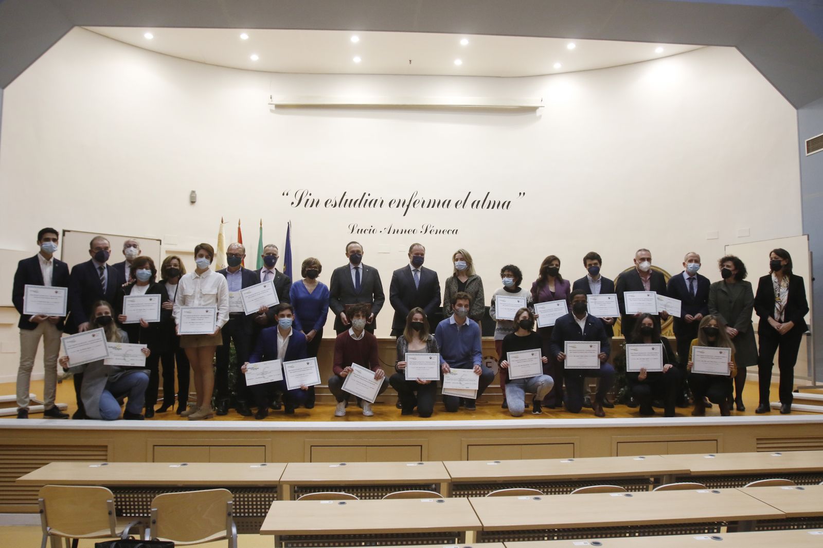 Los premiados, posan con los dirigentes institucionales.