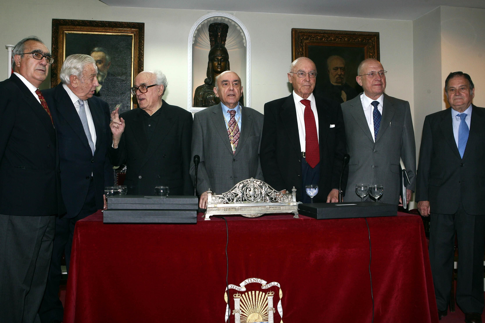 Manuel Olivencia, en un homenaje en el Ateneo de Sevilla