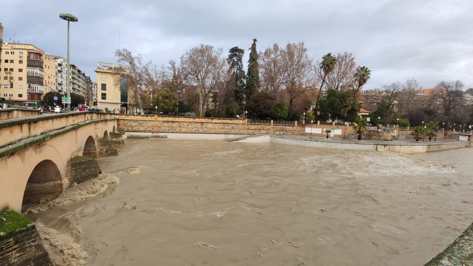 Imagen del río Genil este viernes a la altura del Puente Romano de Granada, todavía con un importante caudal