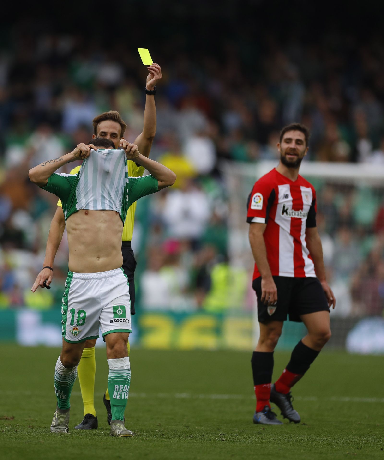 Pizarro Gómez enseña la amarilla a Guardado.