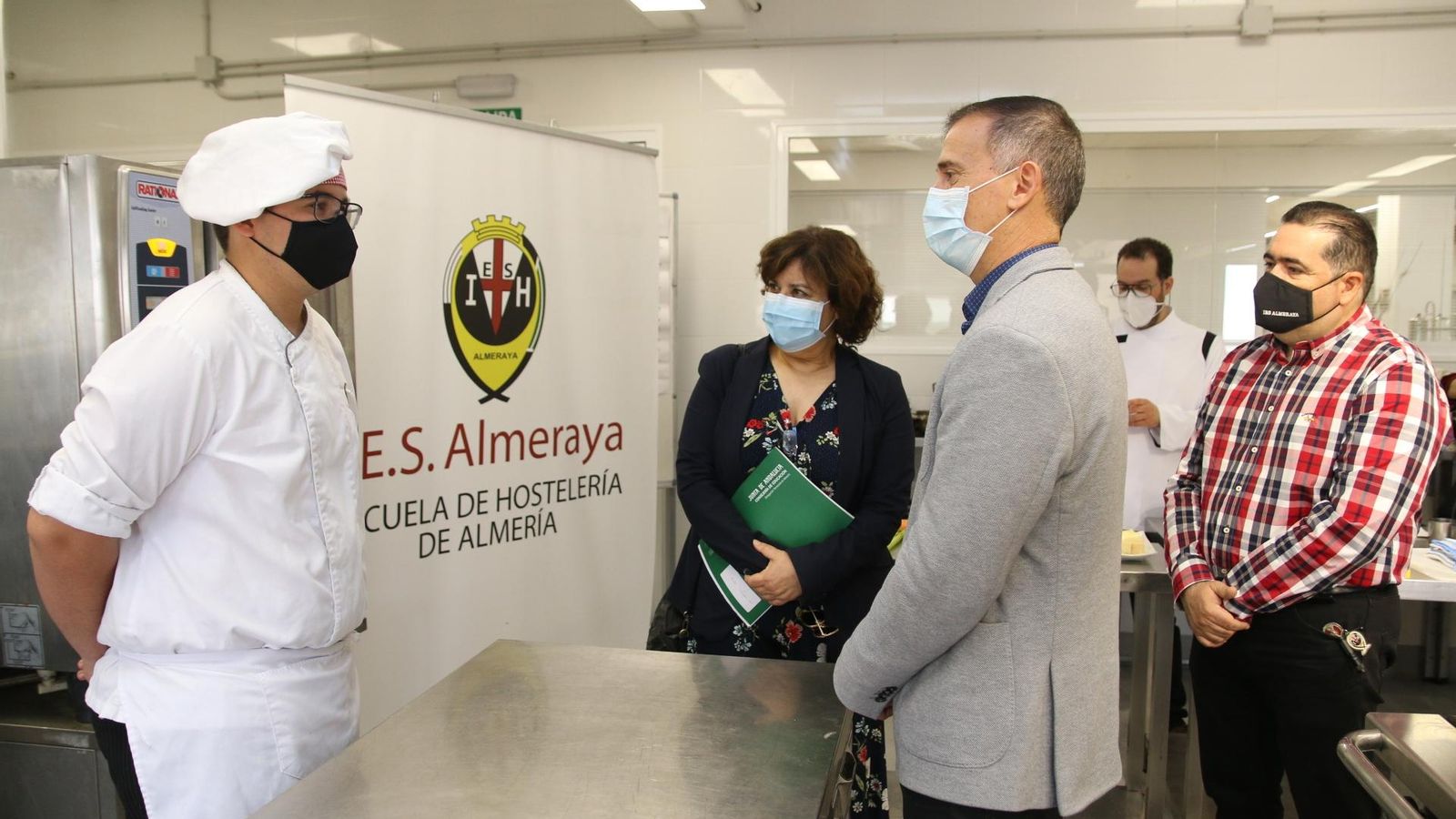 El delegado de Educación en su visita al IES Almeraya.
