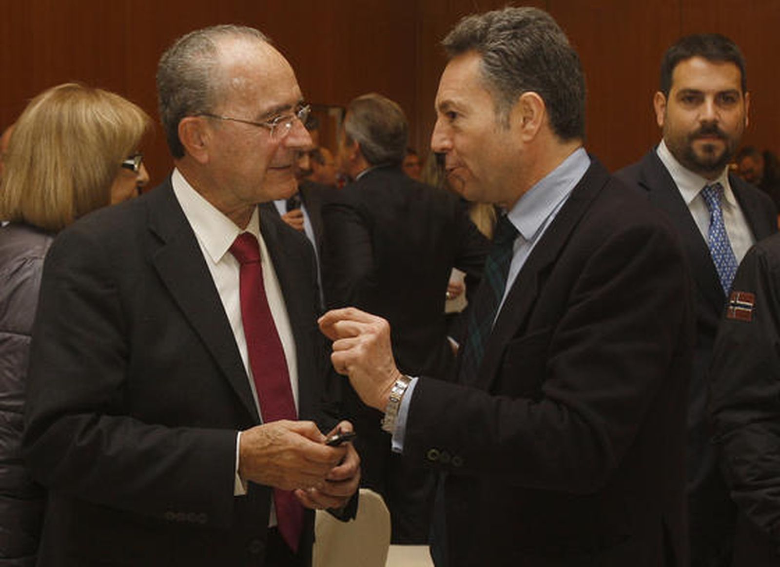 El alcalde de Málaga, Francisco de la Torre, en animada conversación con el presidente del Grupo Joly, José Joly, minutos antes del inicio del foro.

Foto: S. Camacho· Migue Fernandez