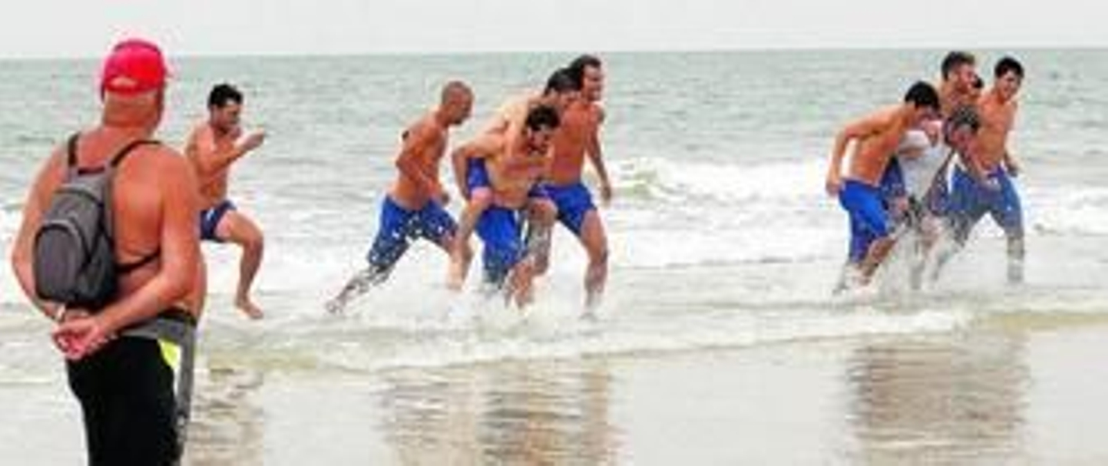 1. Los jugadores salen del agua de la playa Victoria después del baño con que fueron recompensados tras el trabajo realizado. 2. Airam no se encontraba físicamente a punto y por eso fue sometido por uno de los fisios a un trabajo de recuperación. 3. La plantilla disfrutó de lo lindo con algunos de los ejercicios playeros.