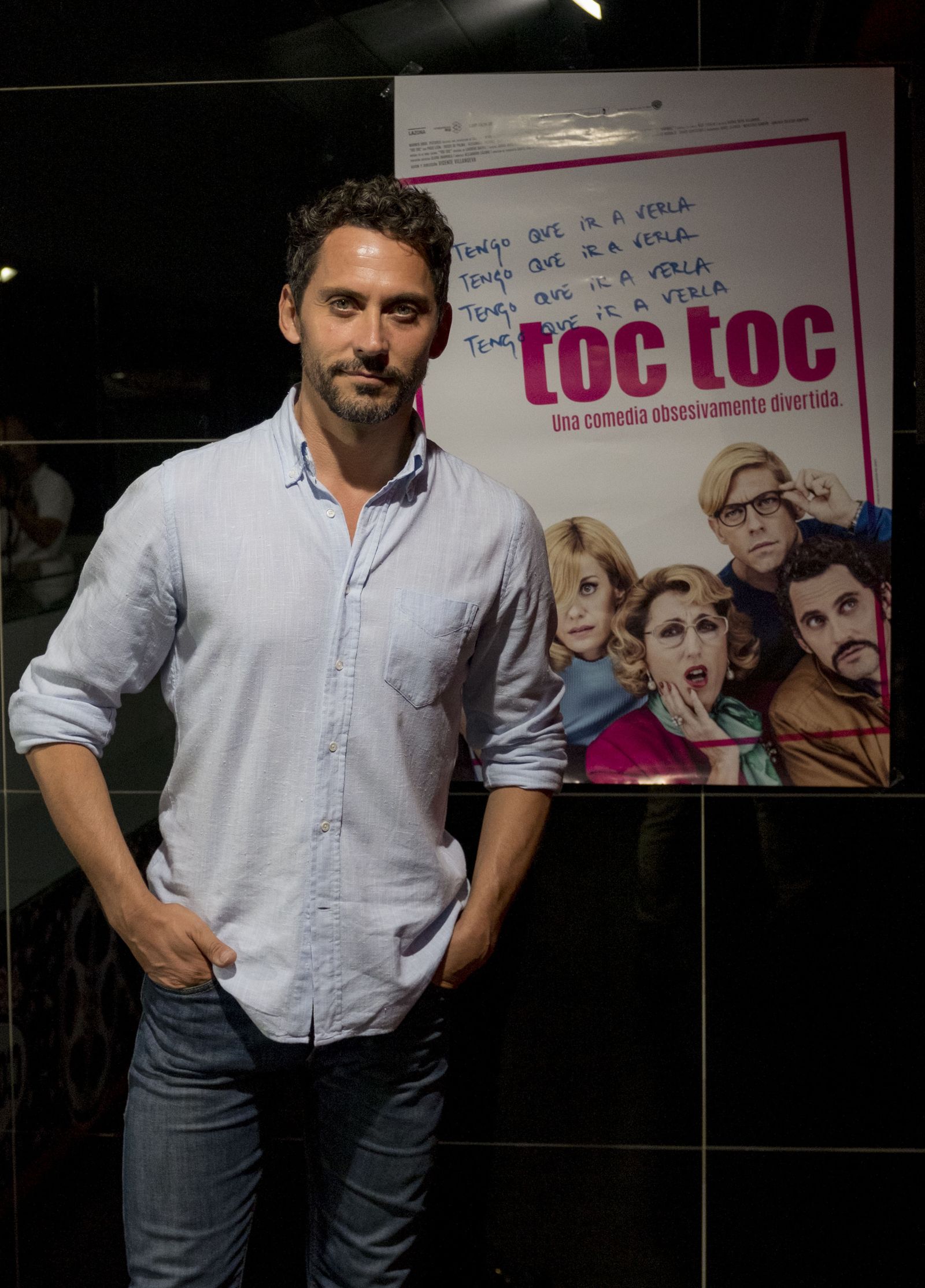 Paco León, en los cines Nervión Plaza de Sevilla junto a un cartel de 'Toc Toc'.