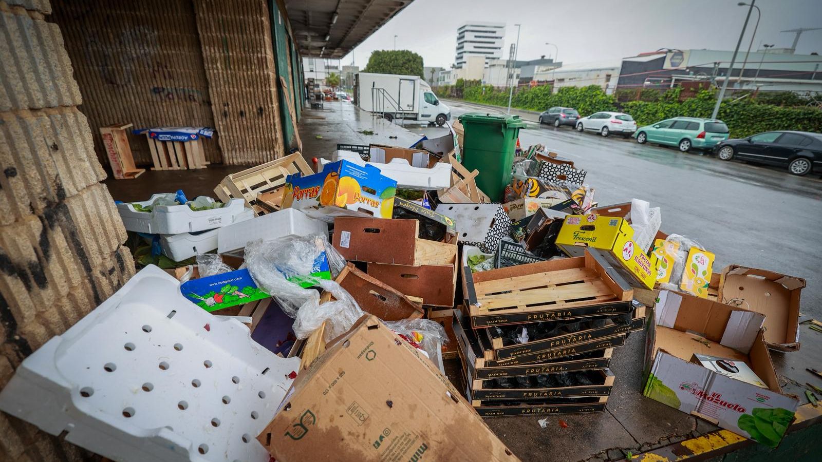 Basura acumulada en la trasera de la lonja de frutas por la suspensión de recogida de residuos.