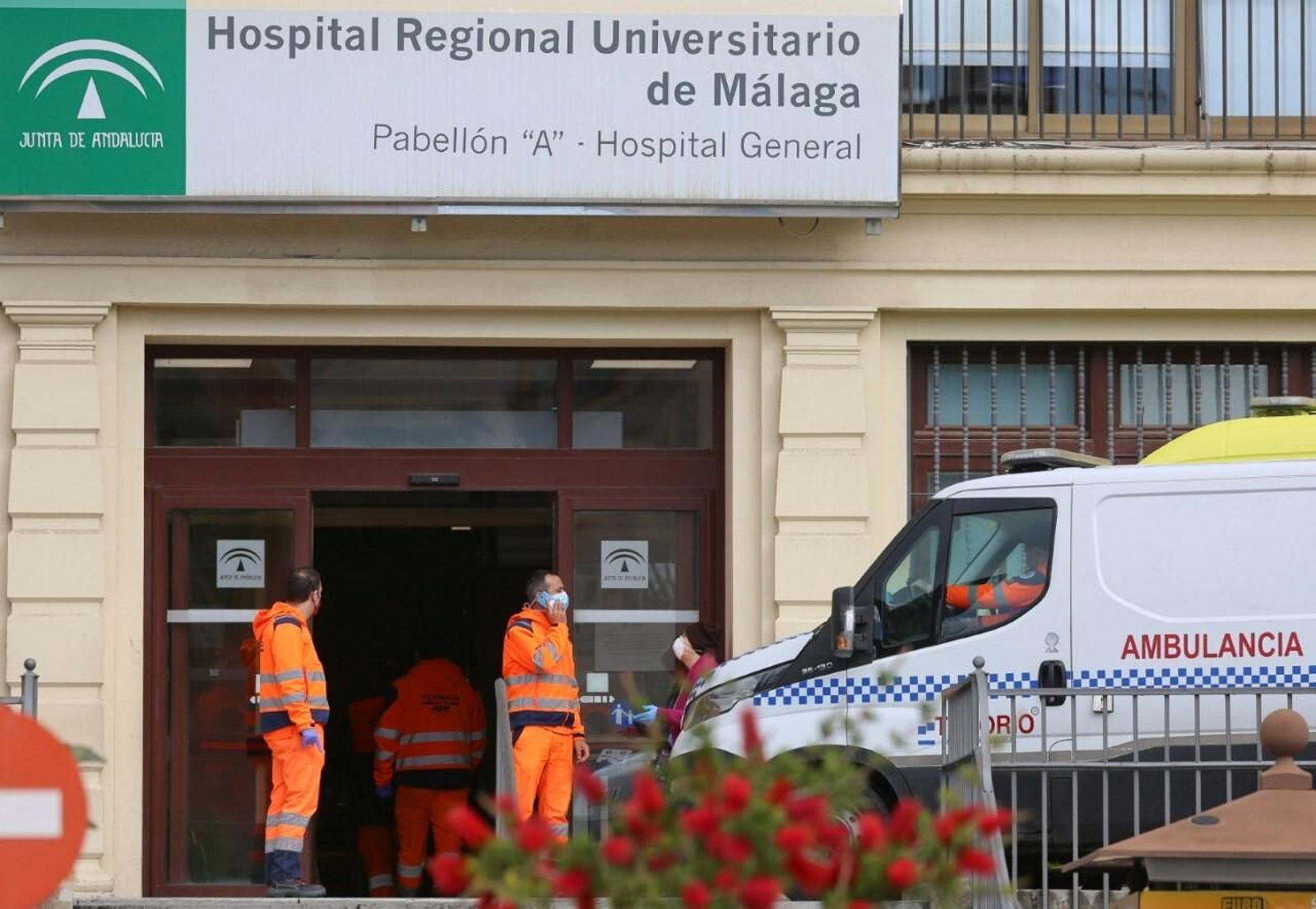 Trabajadores en la puerta del Hospital Regional.