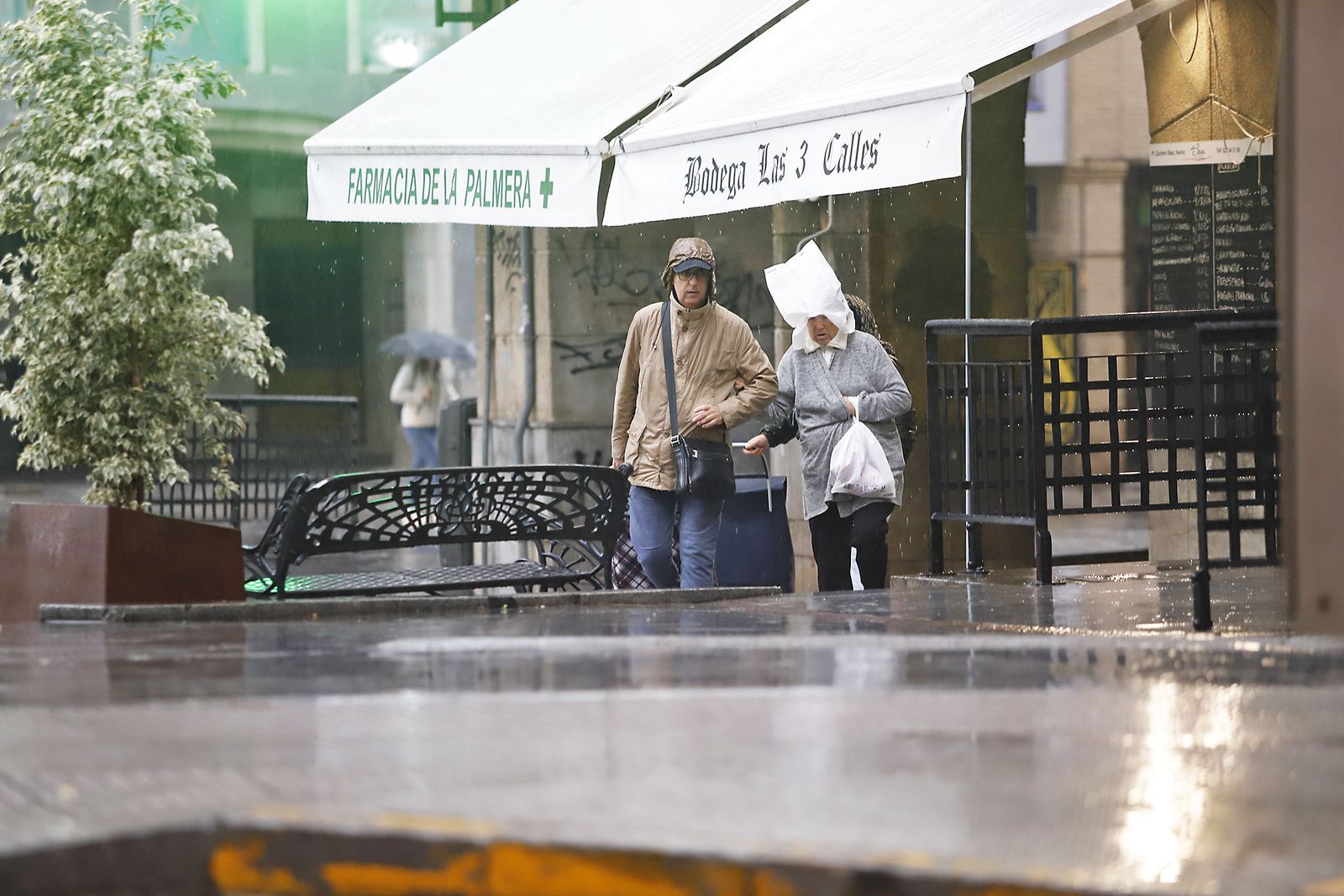 imágenes de la lluviosa mañana en Huelva