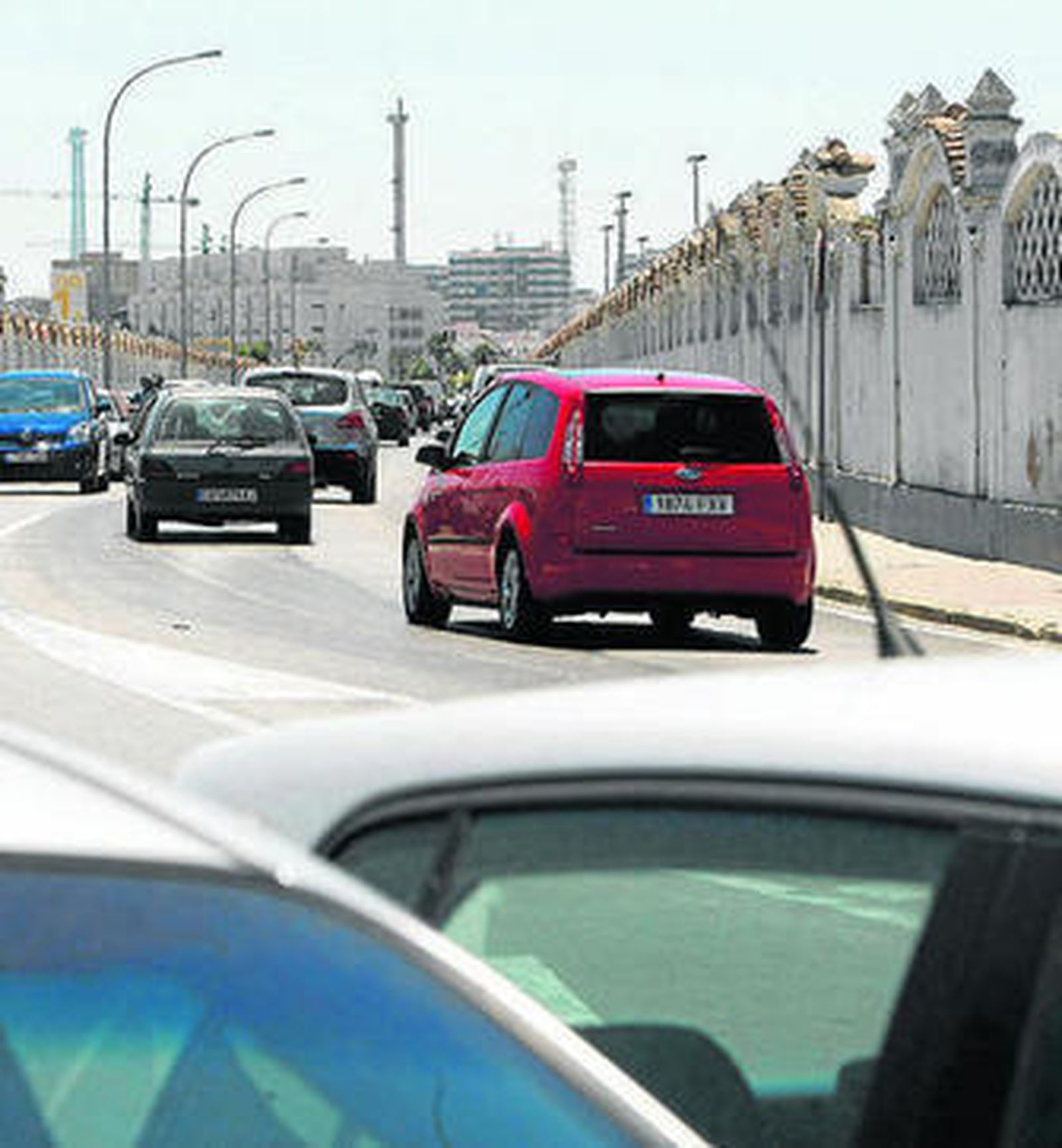 Lugar donde se construirá el parking junto a la carretera de Astilleros.