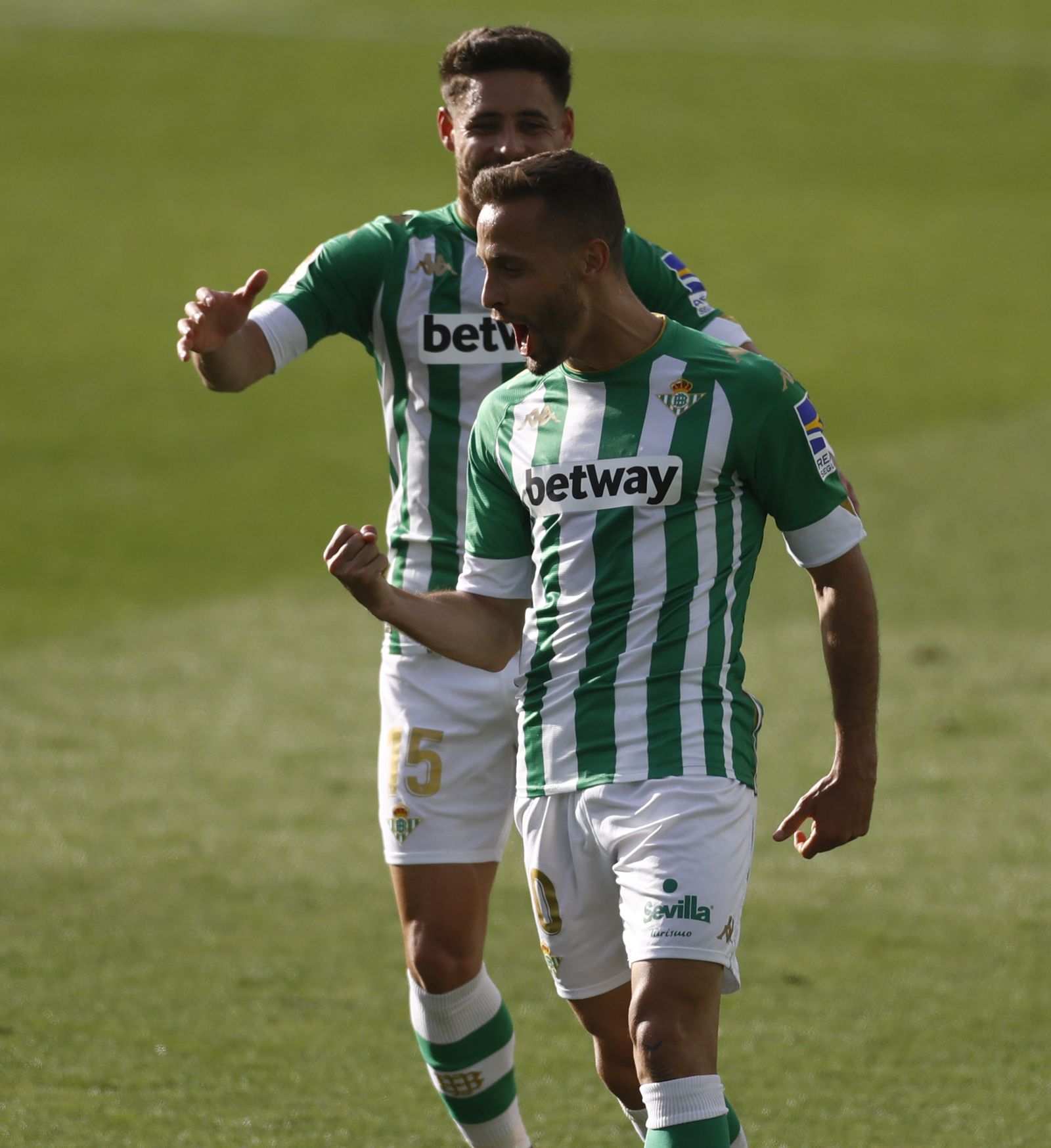 Canales celebra su gol con Álex Moreno.