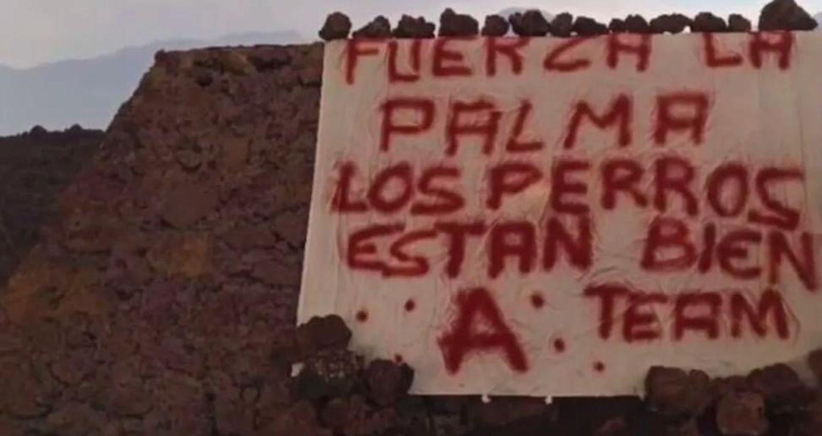 Encuentran pisadas humanas y una pancarta donde estaban los perros atrapados por la lava en La Palma