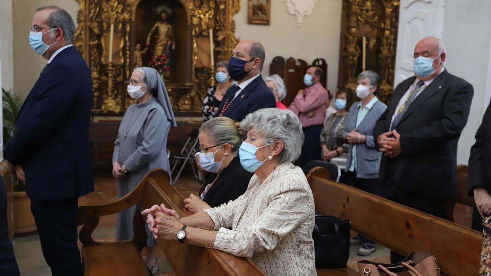 Los fieles con ssu mascarillas y manteniendo las medidas de distancia social.