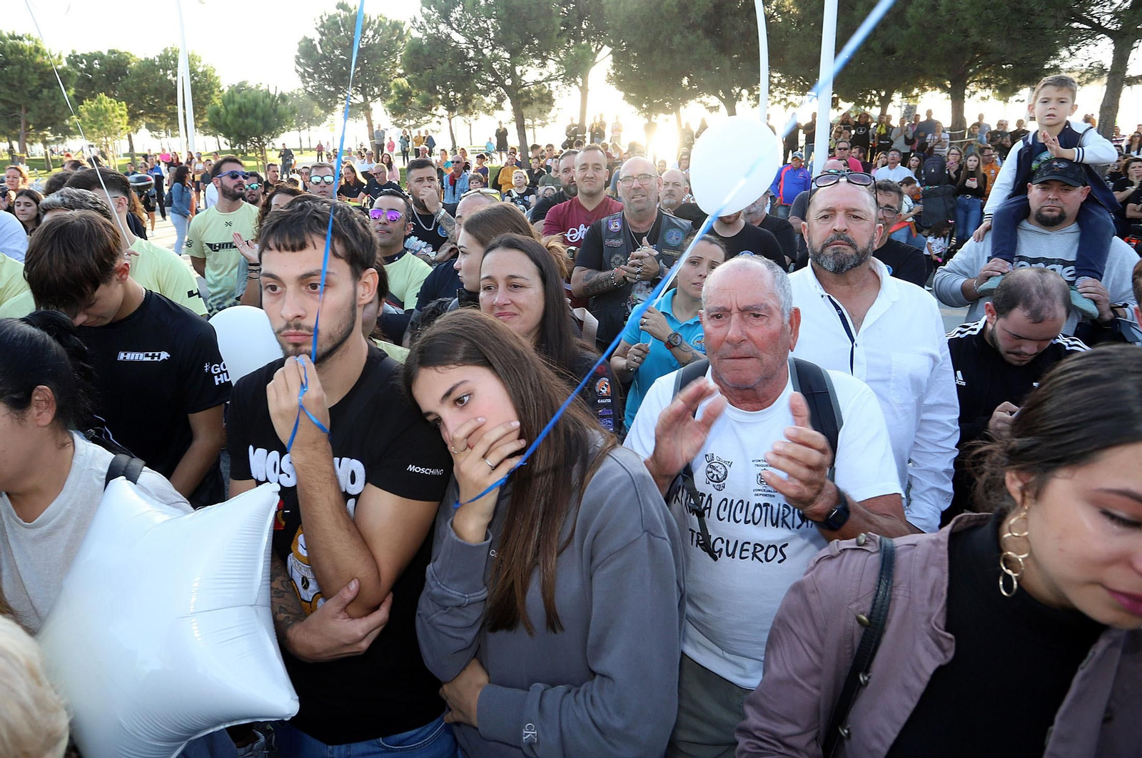 Imágenes del monumento a Súper Hugo en la rotonda frente al Nuevo Colombino