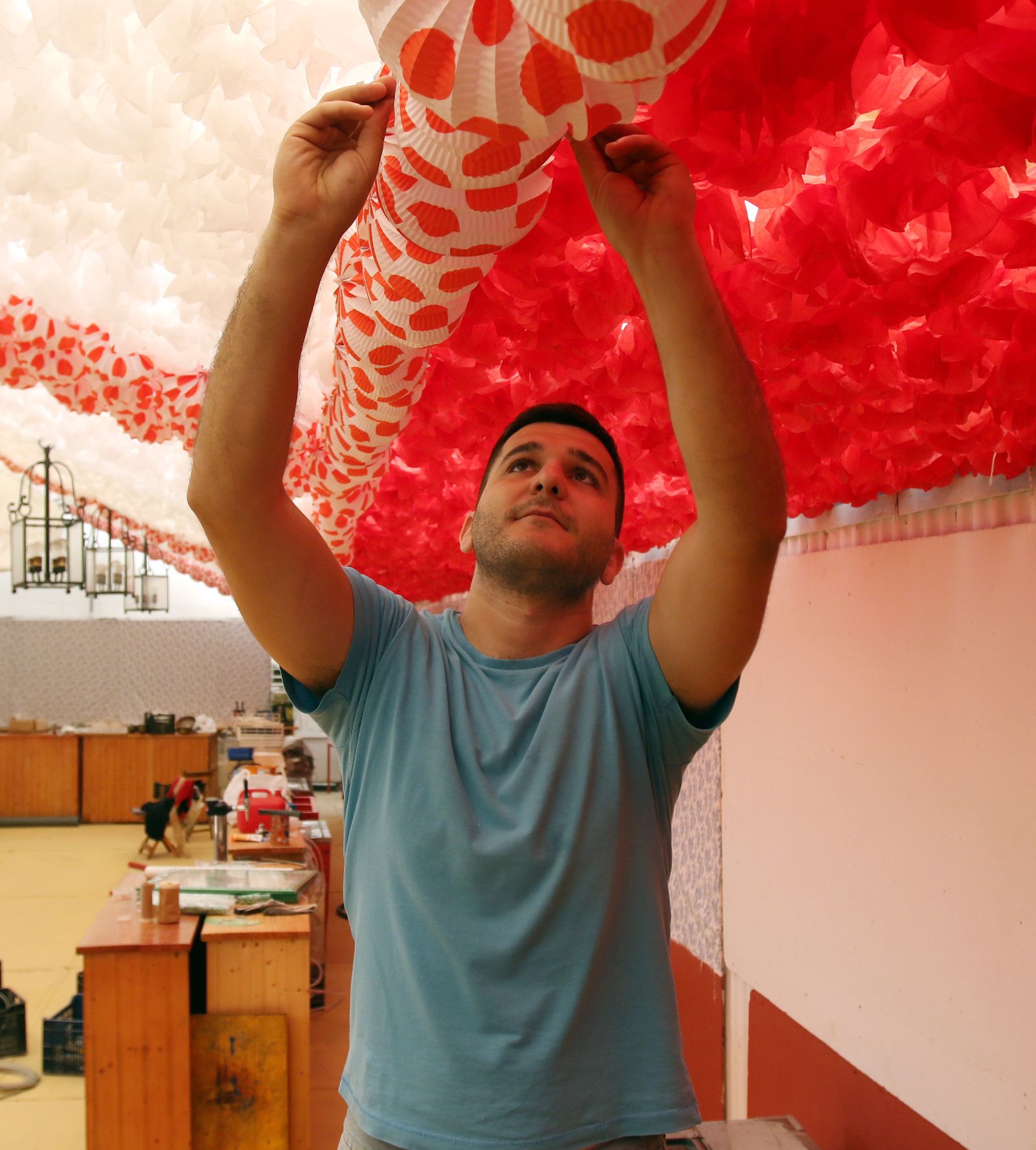 Un joven realiza preparativos en una de las casetas de la Feria.