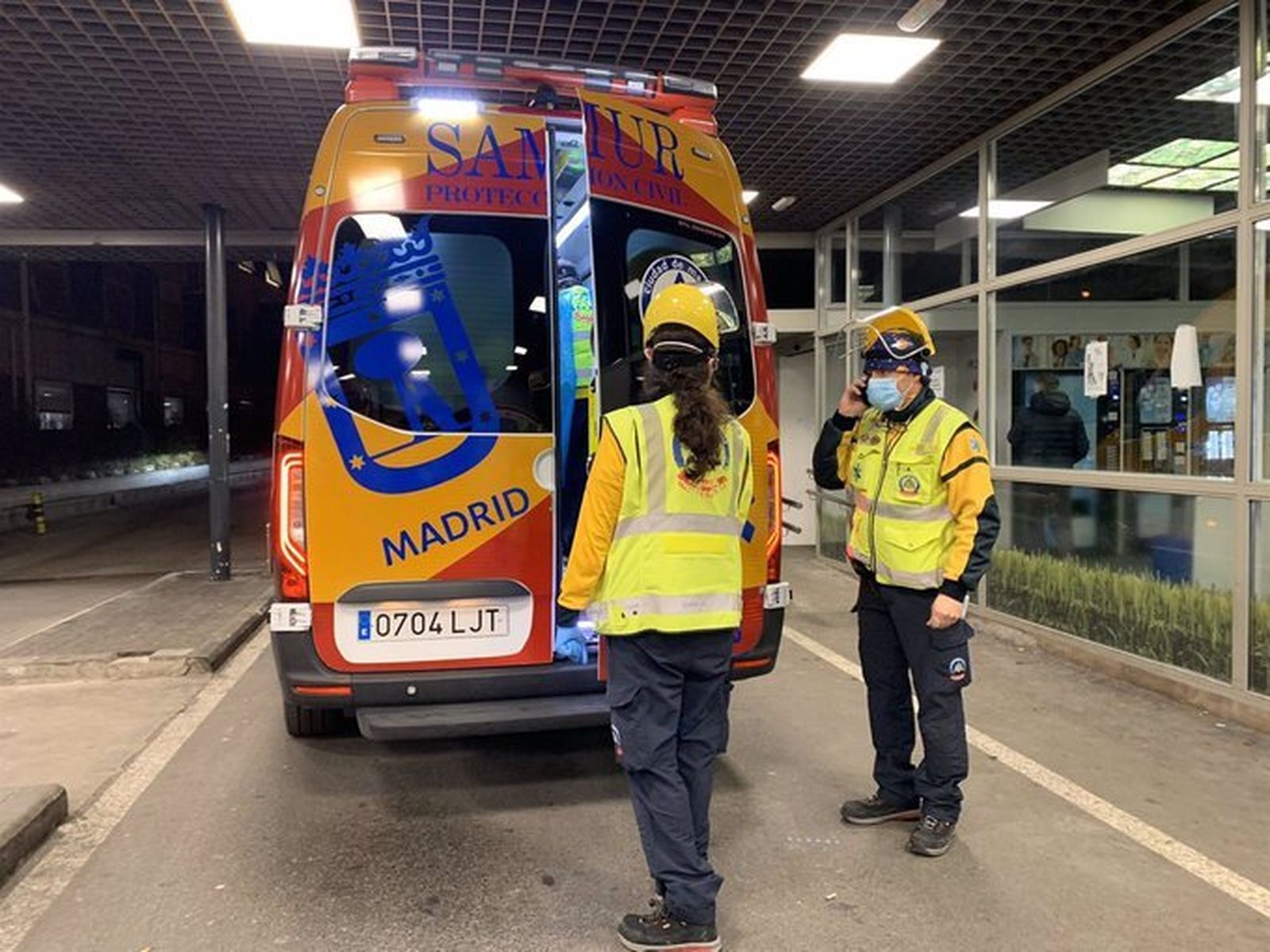 Dos efectivos del Samur de Madrid.