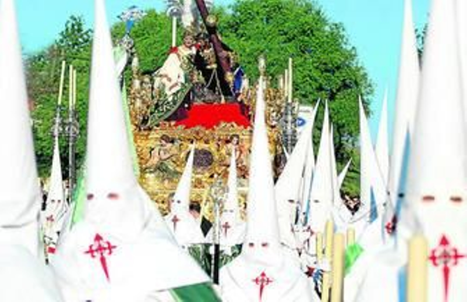 Nazarenos de las Tres Caídas con la cruz de Santiago en el antifaz de su túnica.