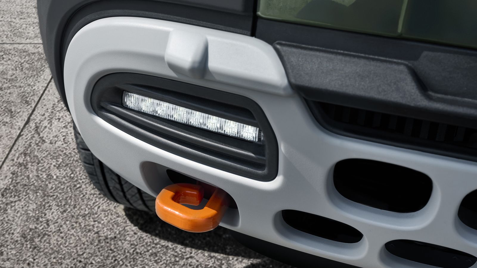 En ambos modelos se utiliza un mismo color gris para algunas de las piezas de la carrocería, así como elementos en contraste pintados en naranja.