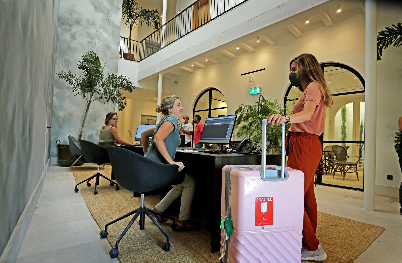 Una cliente en la recepción del Hotel Tío Pepe de Jerez.
