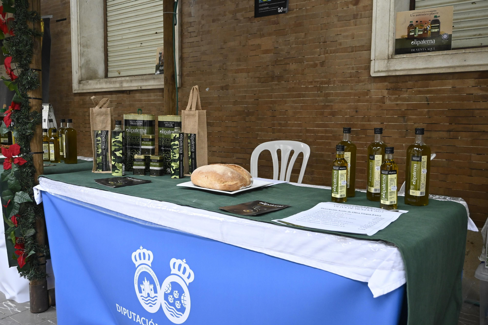 Stand de aceites en la Gran Vía de Huelva, en imágenes