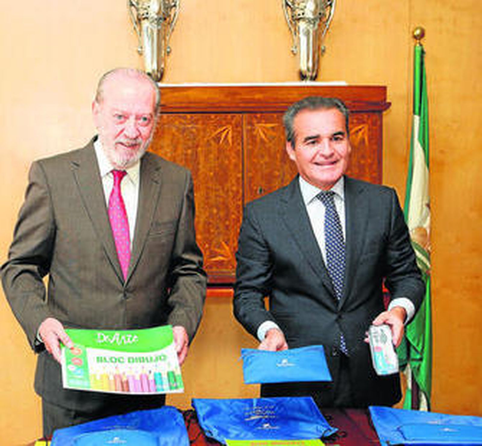 En la imagen, Fernando Rodríguez Villalobos y Rafael Herrador, ayer en la Diputación.