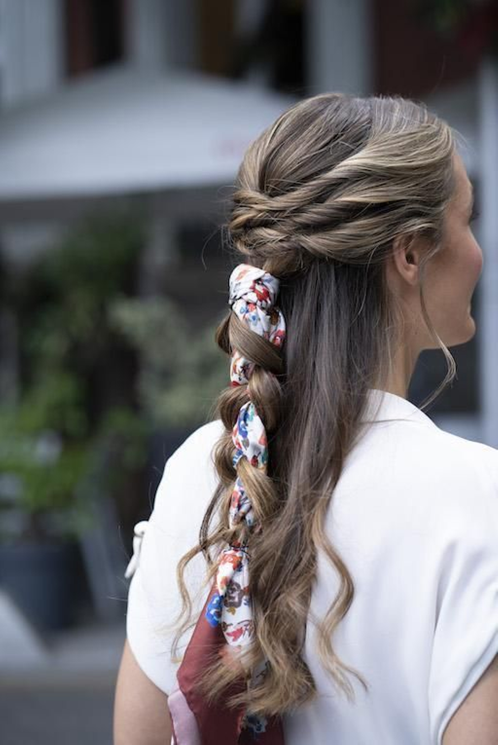 Peinados de invitada: Coletas y trenzas para tus bodas de 2022