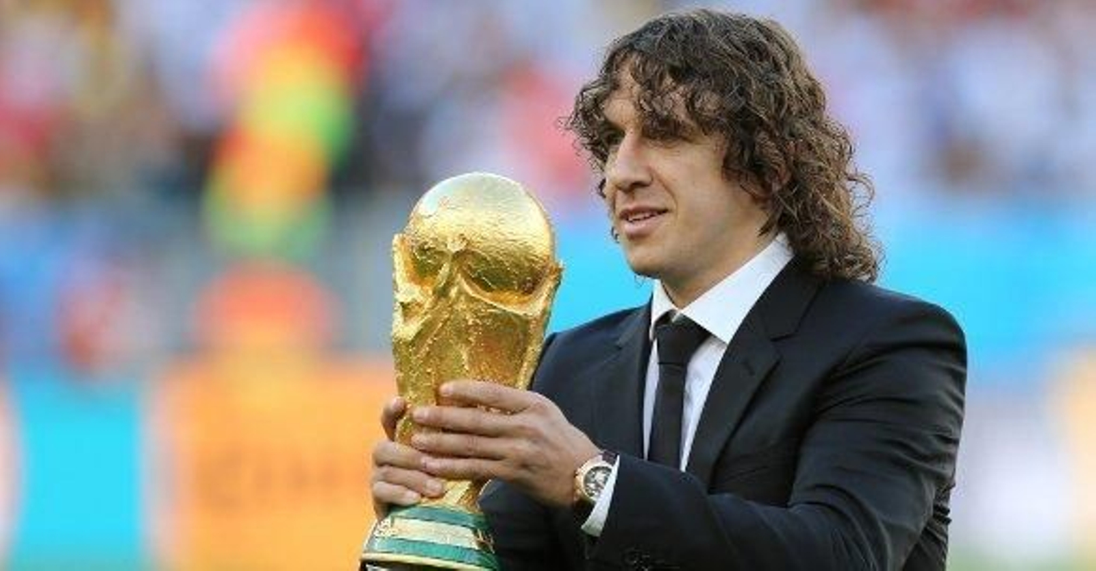 Puyol entrega la copa en Maracaná antes de la final