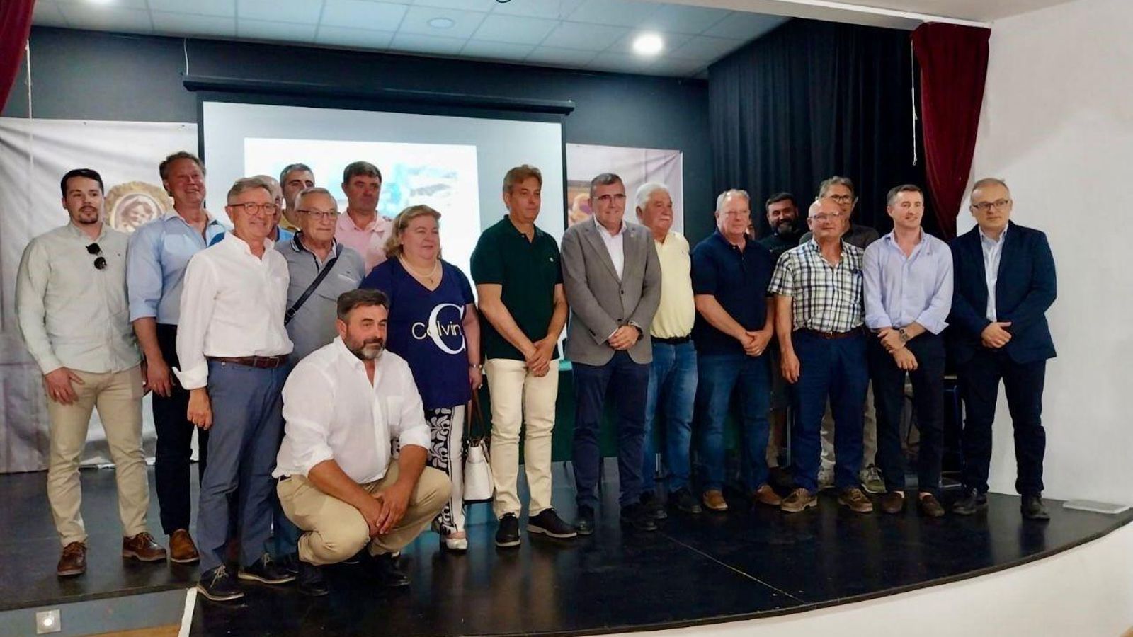 Imagen de la reunión en la que se llegó a un acuerdo entre todas las partes implicadas Imagen de la reunión en la que se llegó a un acuerdo entre todas las partes implicadas