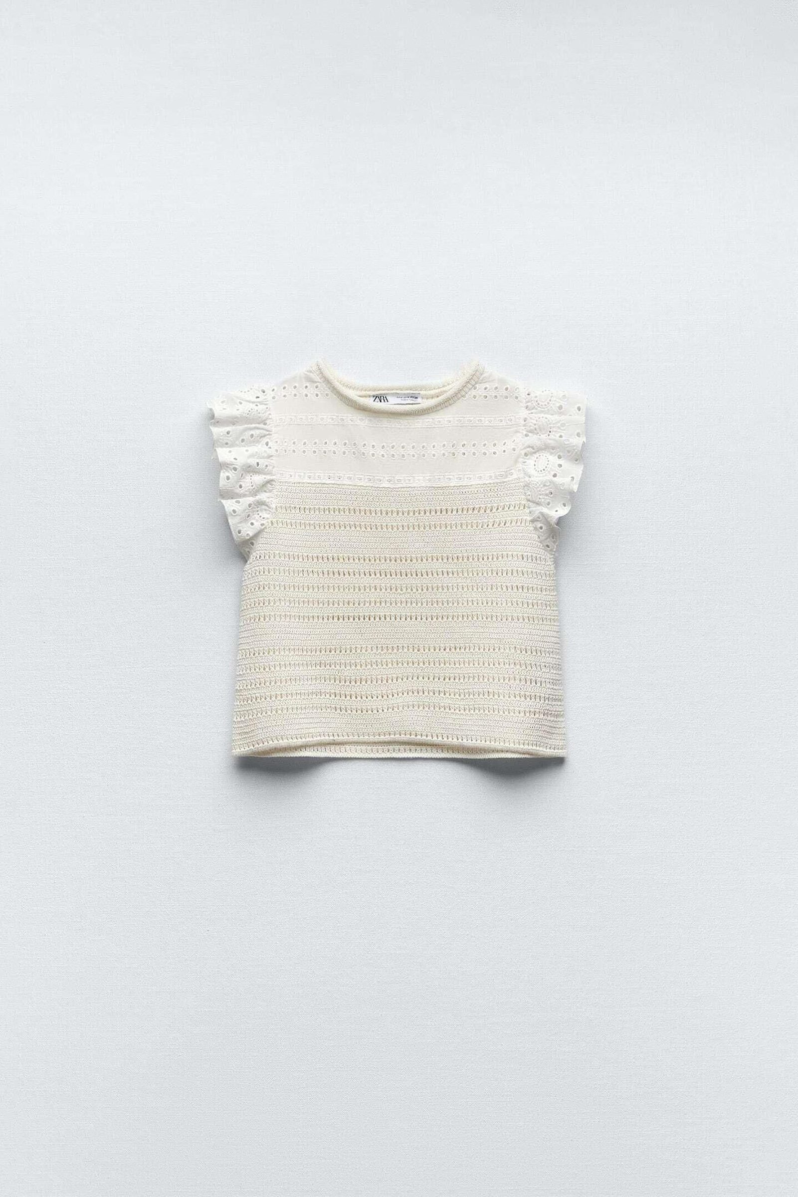 Camiseta con volantes y bordados de Zara.