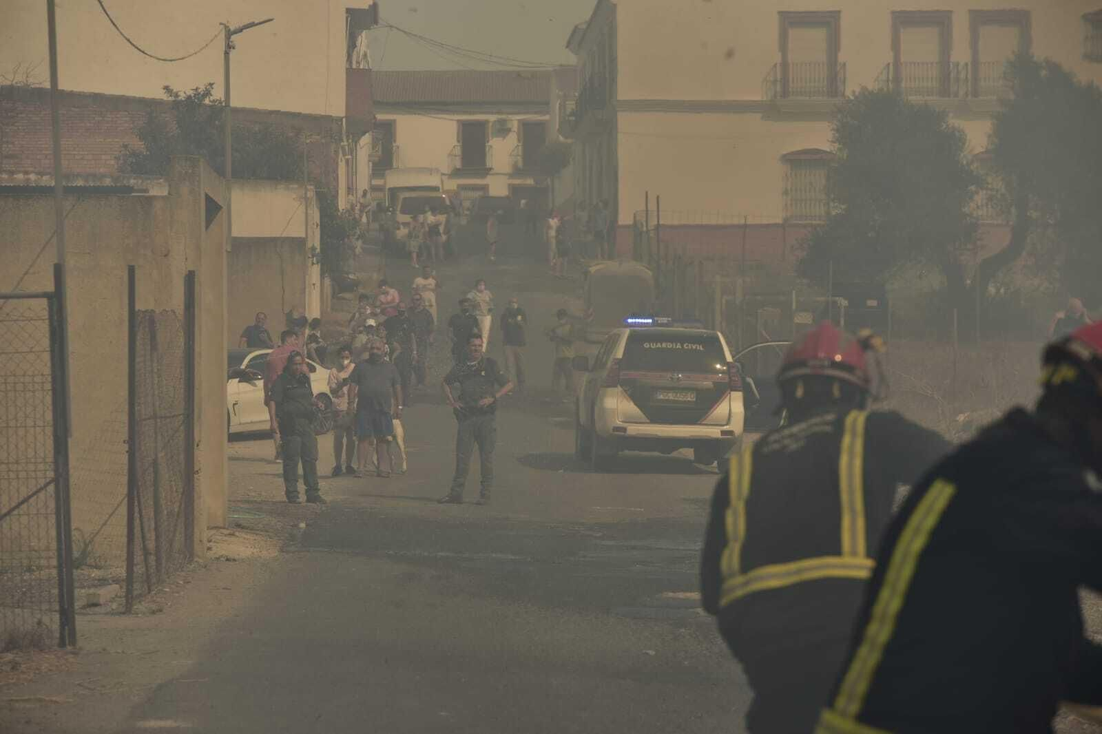 Vecinos en las calles de Lucena del Puerto.