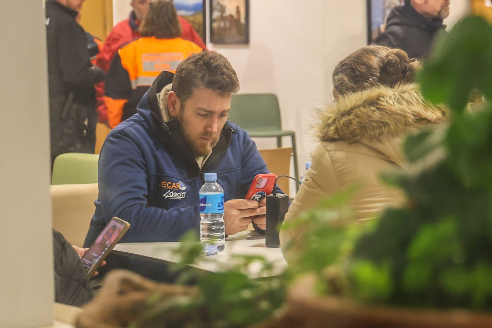 Imágenes en el Hogar del Pensionista de Adamuz en el que los familiares recibieron ayuda e información