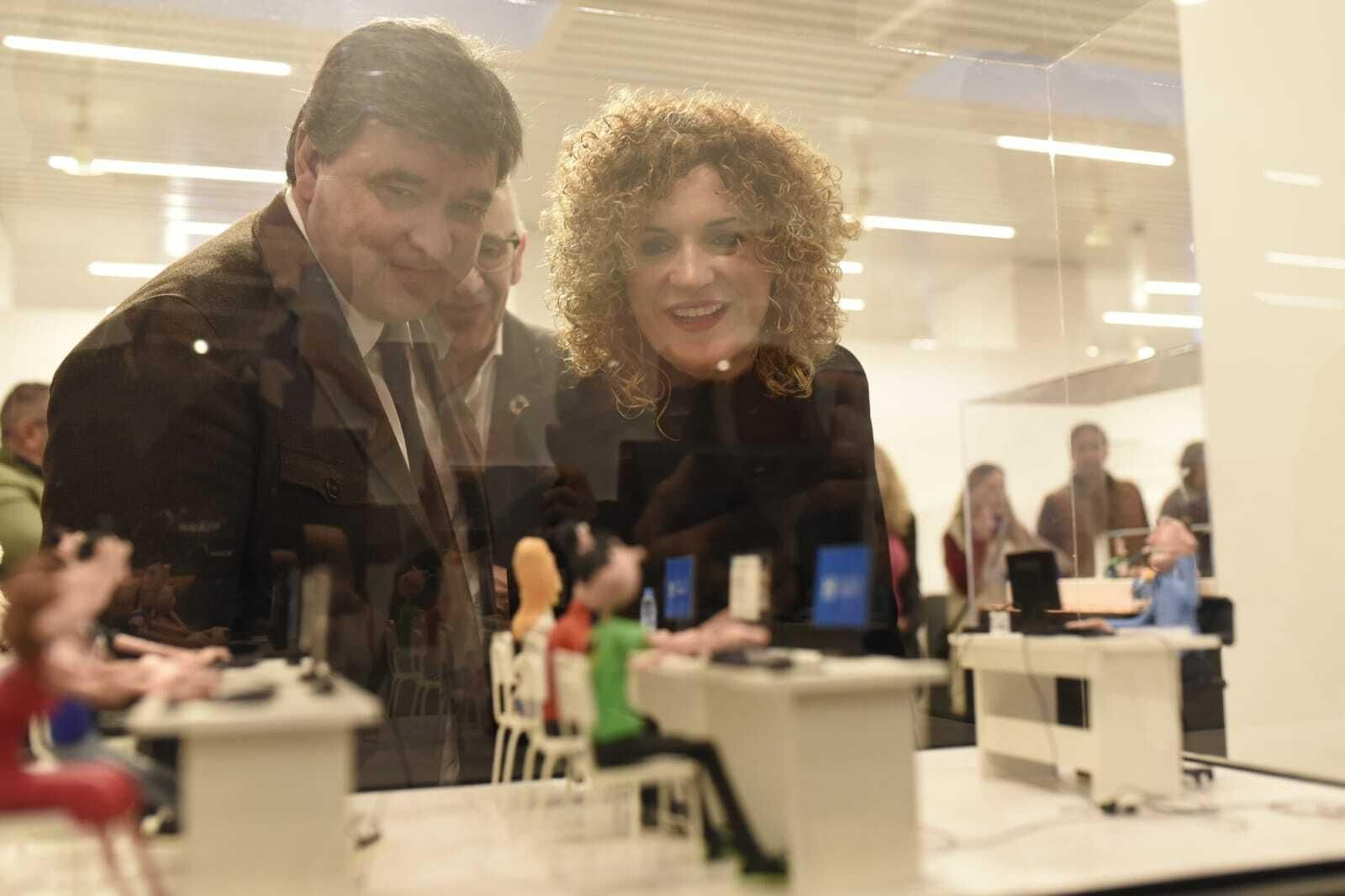 La presidenta de la Diputación de Huelva, María Eugenia Limón y el alcalde de Huelva, Gabriel Cruz, en la inauguración de la muestra
