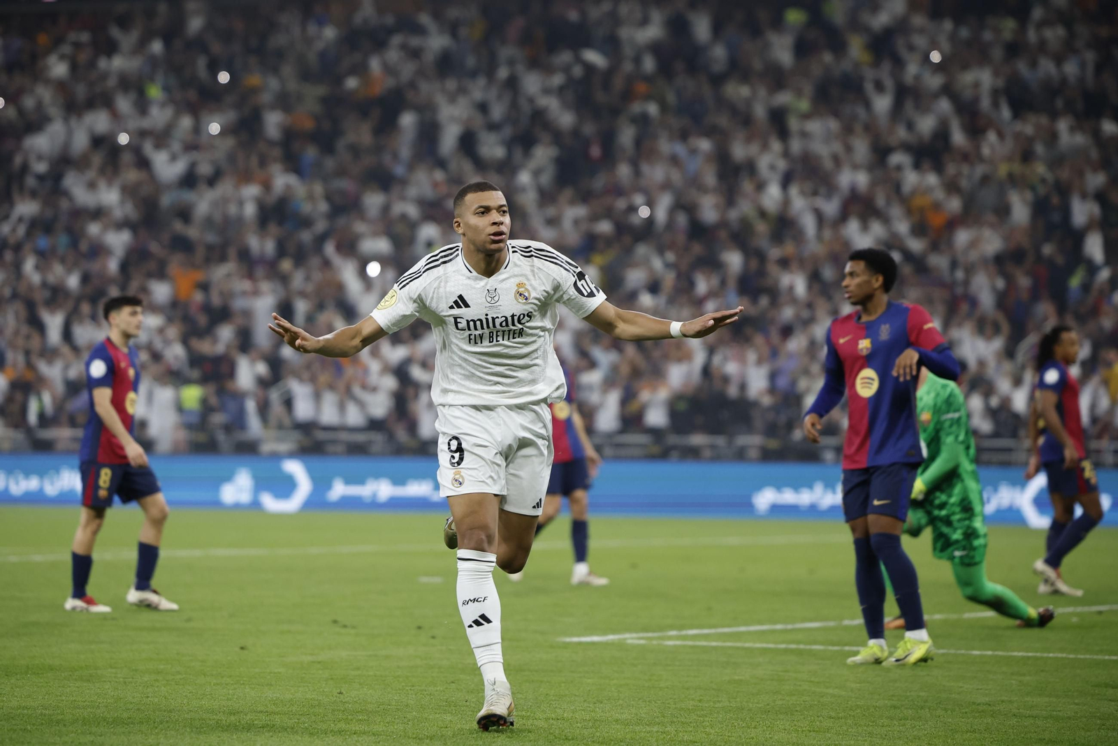 Kylian Mbappé celebra su gol, primero del partido.