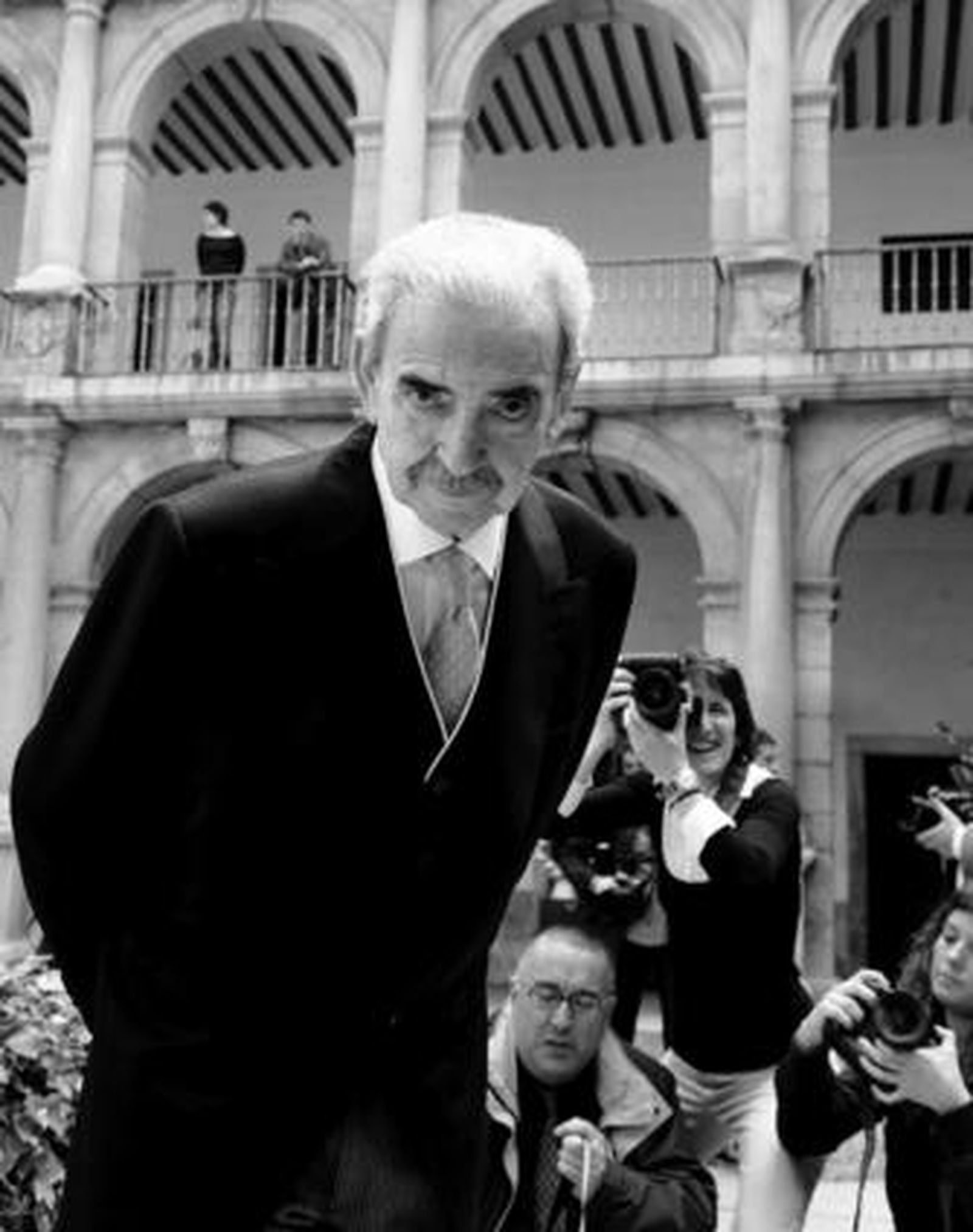 Juan Gelman, a su llegada al Paraninfo de la Universidad de Alcalá de Henares.