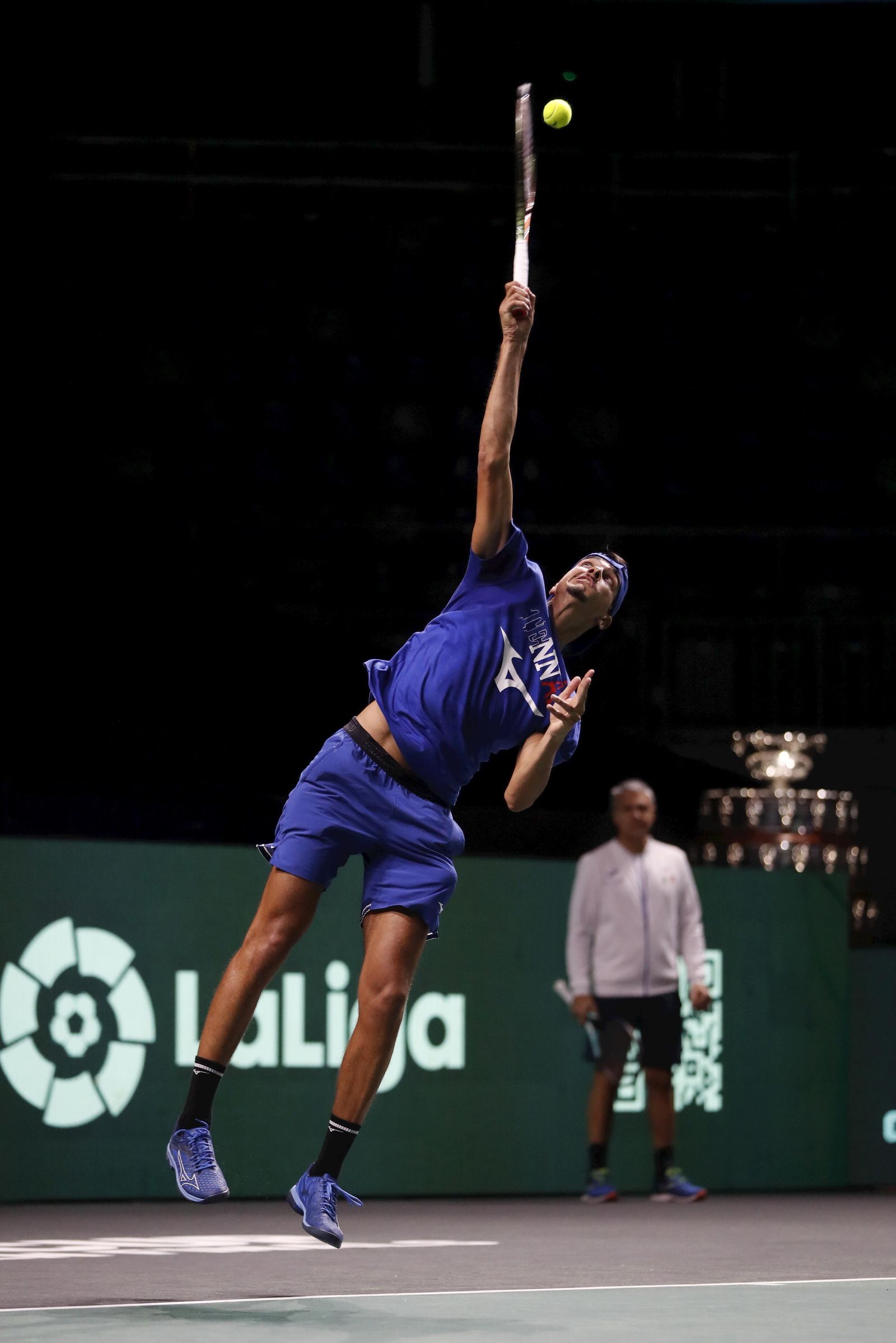 Lorenzo Sonego vence a Francis Tiafoe en el primer partido del Italia-EEUU