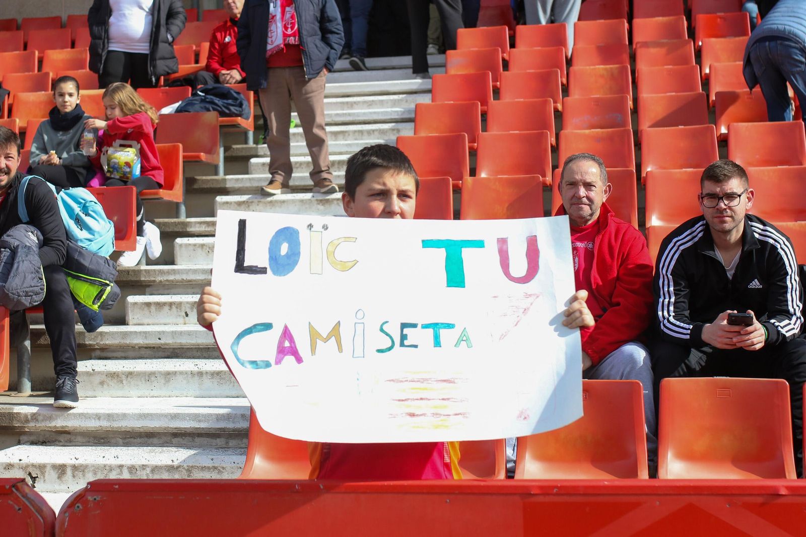 Encuéntrate en la grada de Los Cármenes en el Granada-Sporting