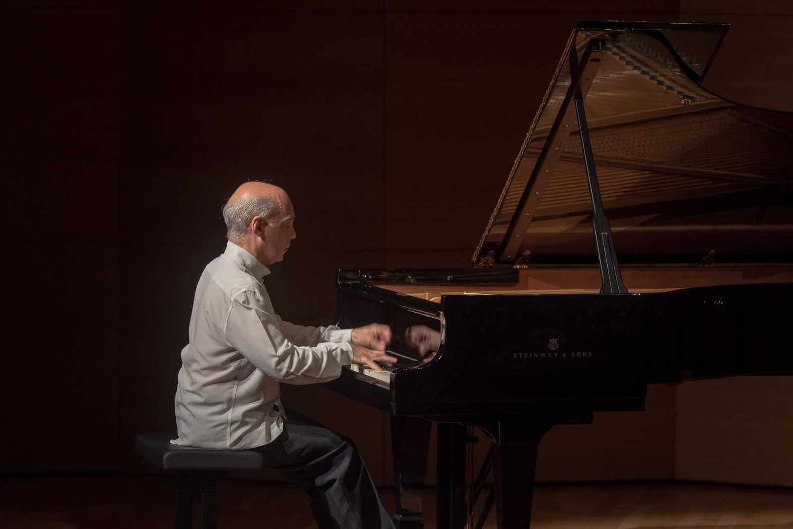 Miguel Ituarte ante Albéniz.