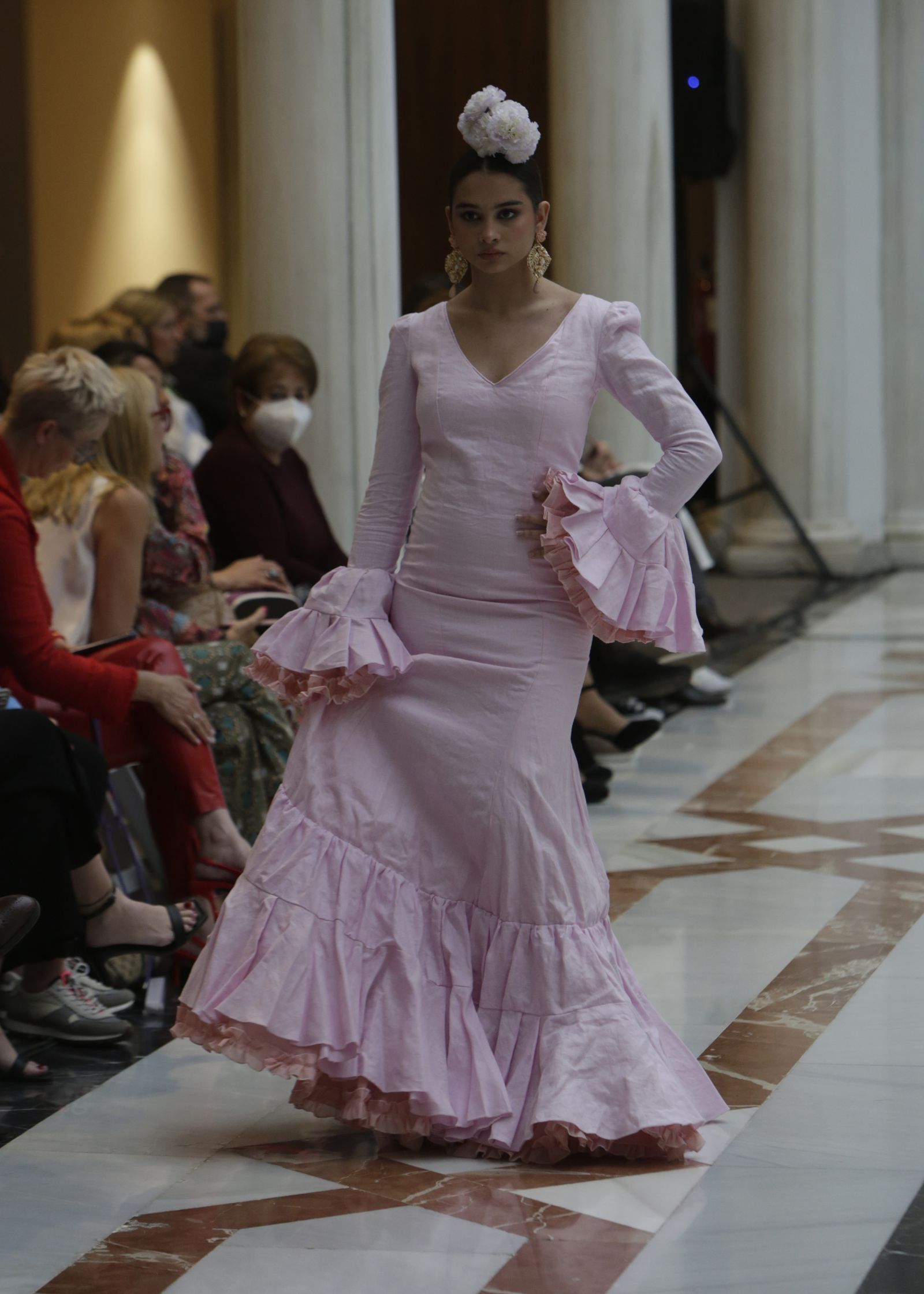 Desfile moda flamenca en las vísperas de la Feria de Abril CaixaBank