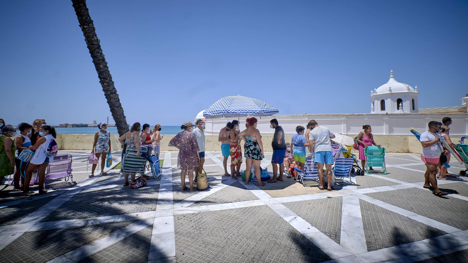 Imágenes inéditas en La Caleta con colas para entrar al completarse el aforo