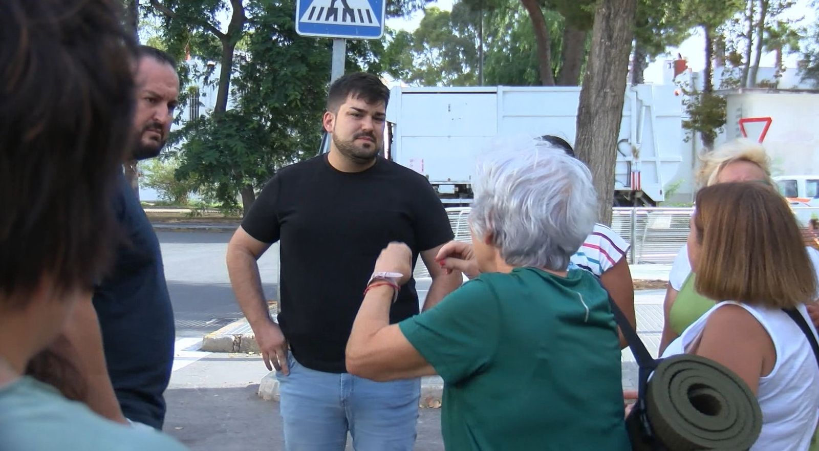 Alfredo Fernández, portavoz de AxSí Puerto Real, escucha a los vecinos de la barriada Río San Pedro